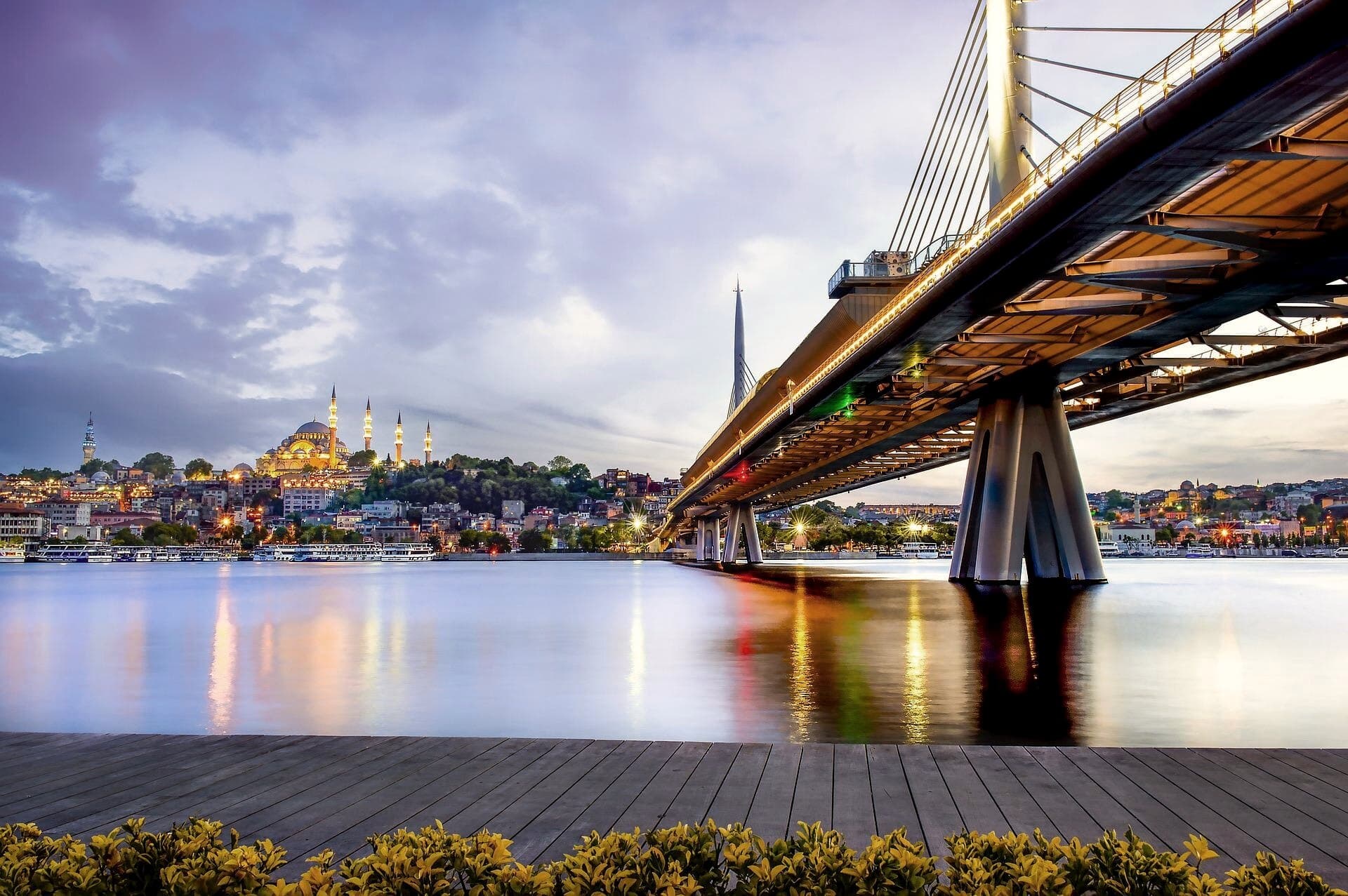 Alacakaranlıkta Haliç: metro köprüsü, arkada Süleymaniye Camii